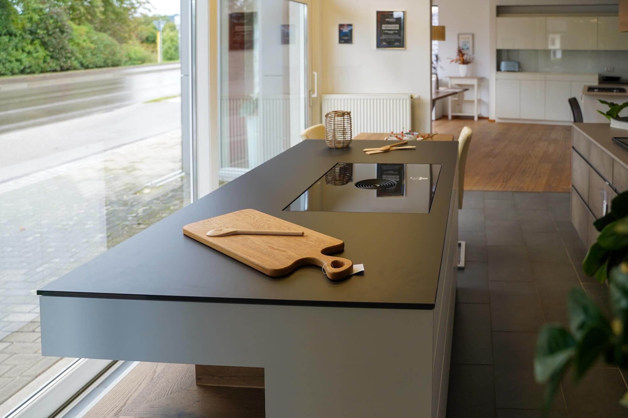 Design Inselküche matt schwarz mit BORA Kochfeld