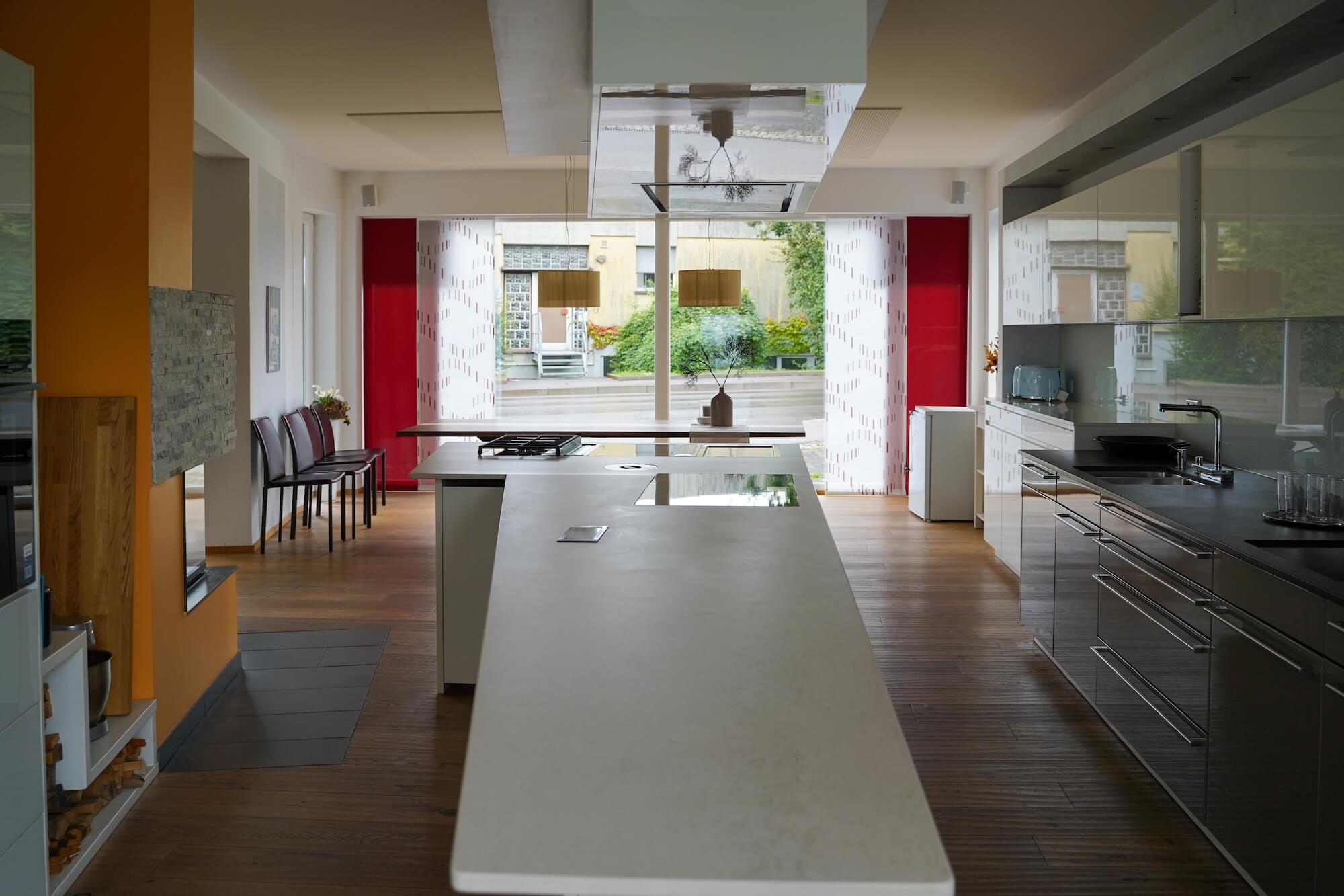 Design Inselküche weiß mit Lack hochglanz Küchenzeile