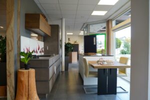 Kuechenreinigung Designkueche-matt-grau-mit-Kuecheninsel