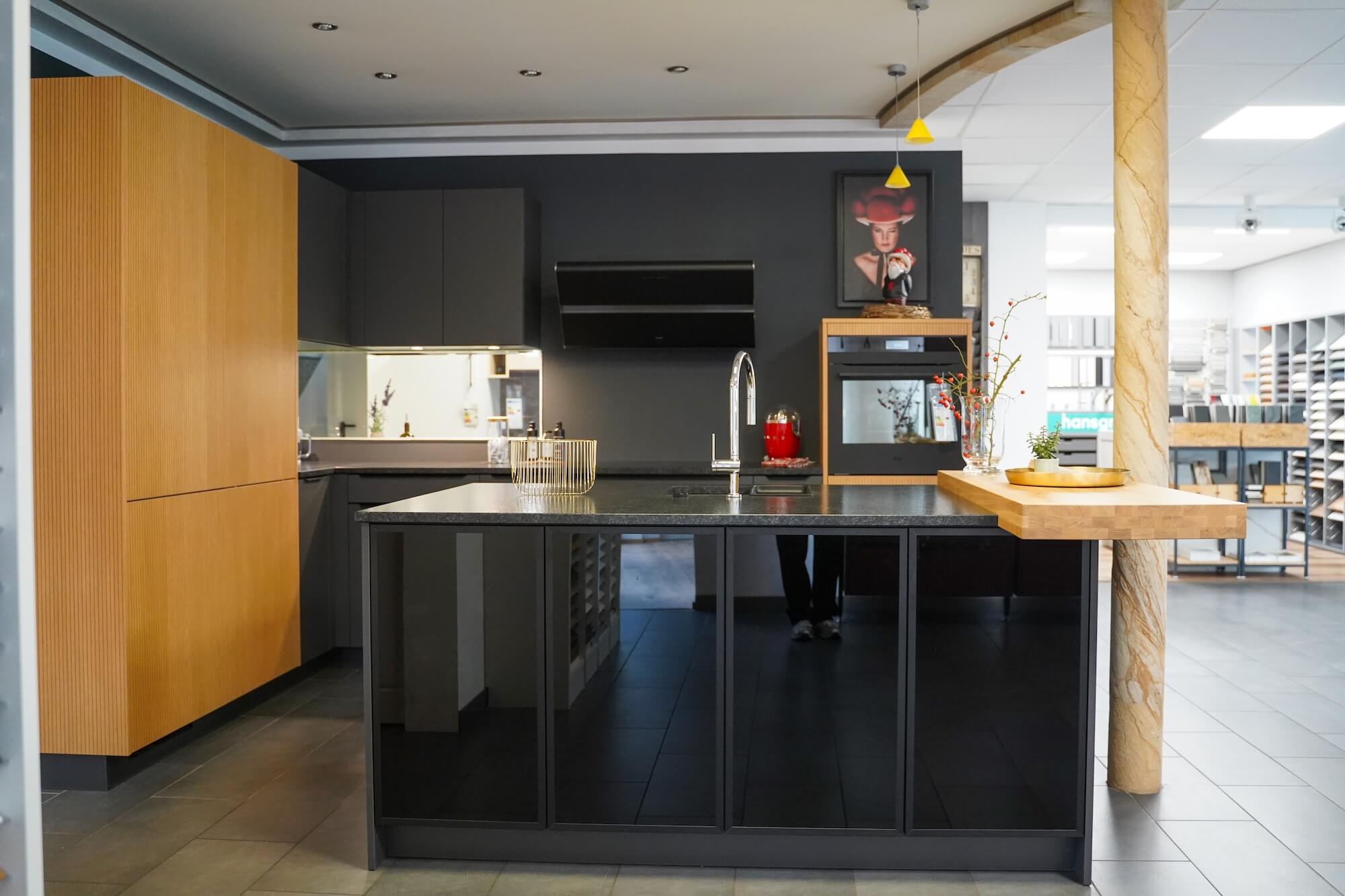 Haecker Design Inselkueche mit geriffelten Fronten