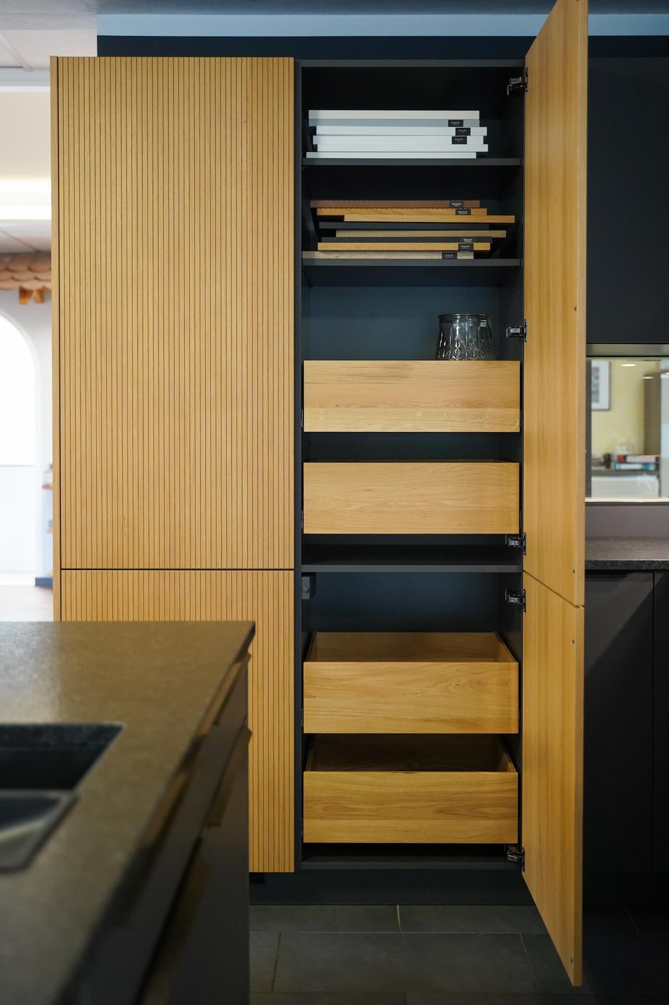 Rotpunkt Design L-Küche mit Holz Auszug
