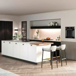 Rotpunkt moderne Landhauskueche mit schwarzer Echtholzfront