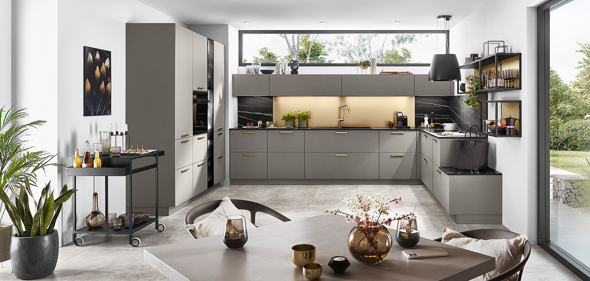 Nobilia Easytouch moderne L-Kueche mit Hochschrank