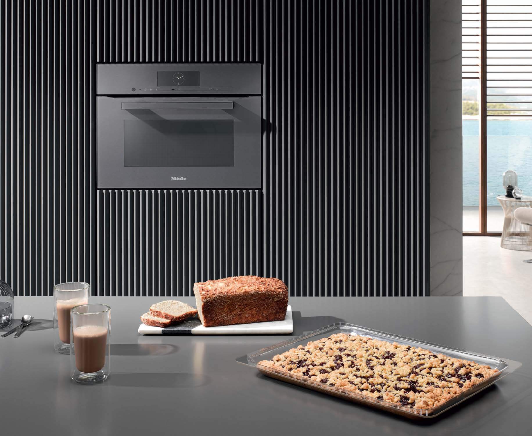 Miele-Classic-Vitroline-Dampfbackofen-grau-eingebaut