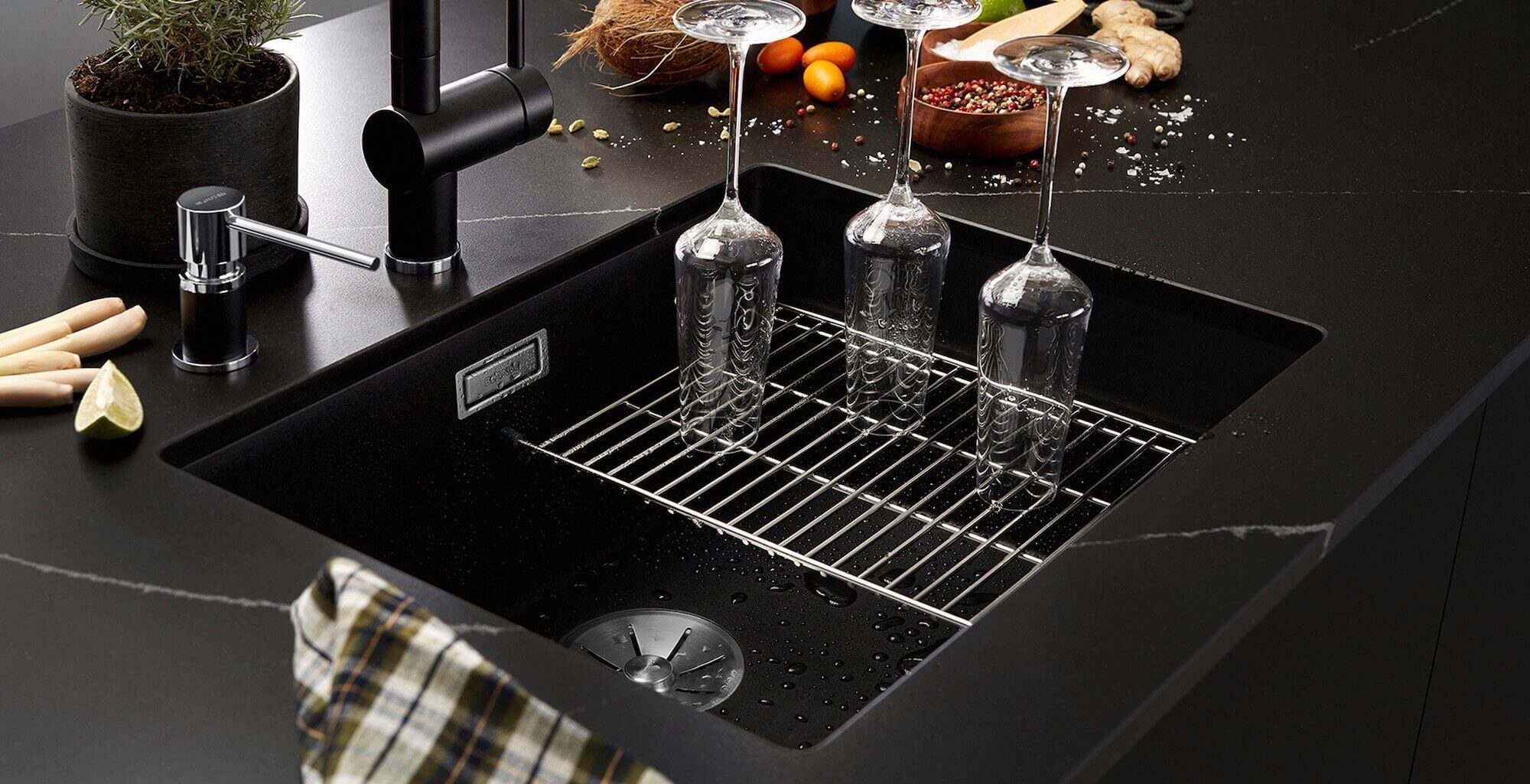 Blanco Silgranit Spüle mit Armatur in der Küche