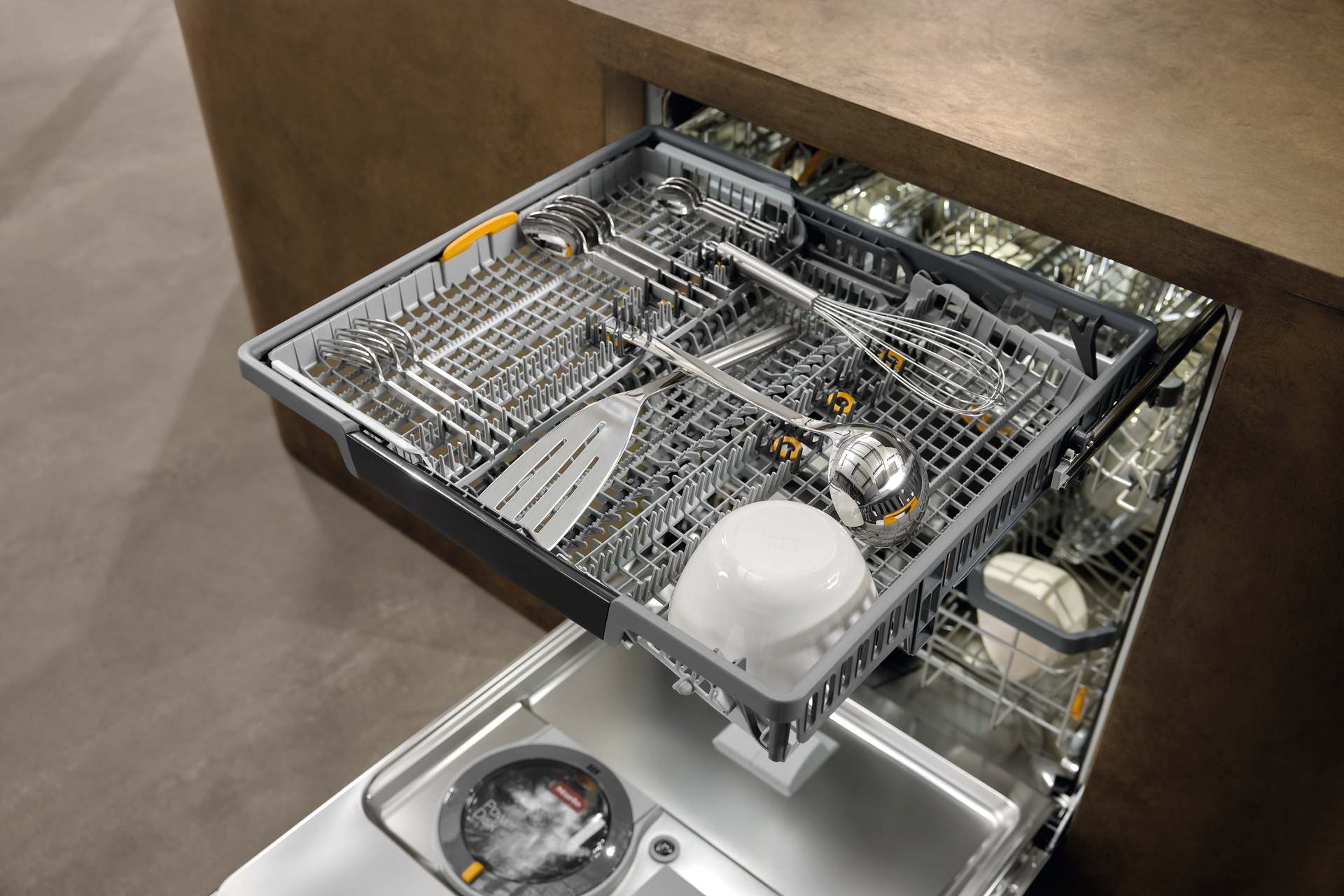 Ausgezogene Besteckschublade und Körbe im Miele Geschirrspüler G8 Diamond