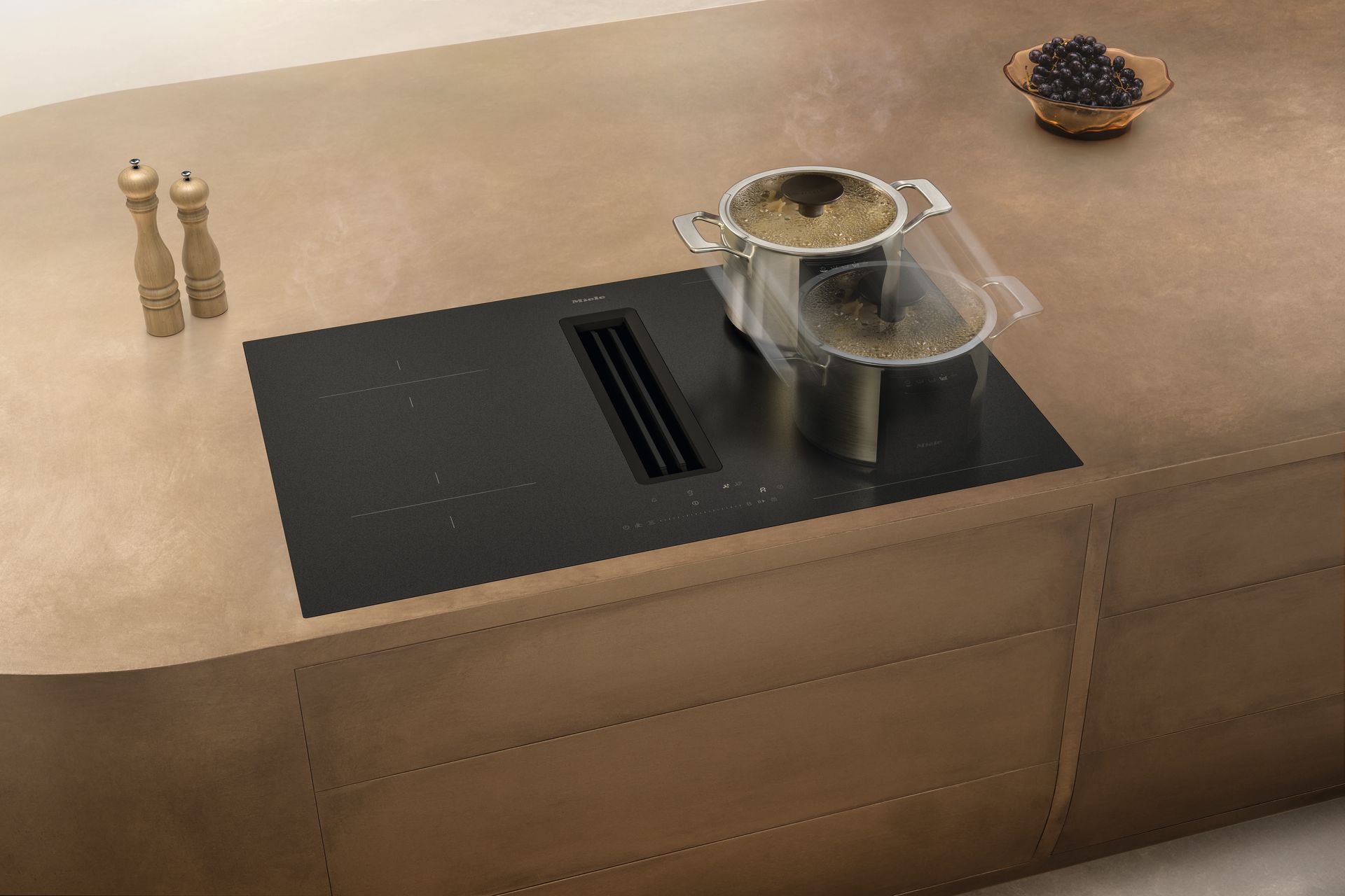 Miele Kochfeld KMDA 8683 FL mit zwei Töpfen in bronzefarbener Arbeitsplatte